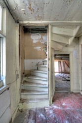 <p>De trap van de verdieping naar de zolder is het bovenste deel van een zeventiende-eeuwse spiltrap. De zware treden zijn in de spil gepend. </p>
